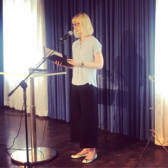 Anna Granberg läser ur sitt manus på Signalfabriken.